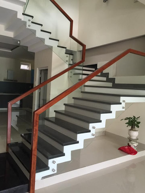 Mẫu cầu thang kính tay vịn gỗ đẹp 02 Mẫu cầu thang kính tay vịn gỗ đẹp 02
