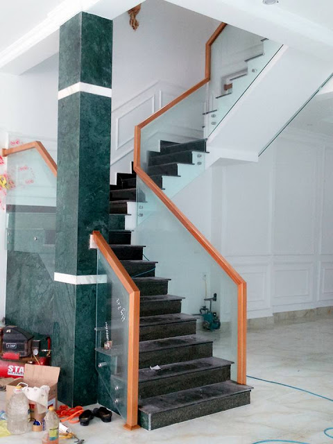 Mẫu cầu thang kính tay vịn gỗ đẹp 06 Mẫu cầu thang kính tay vịn gỗ đẹp 06