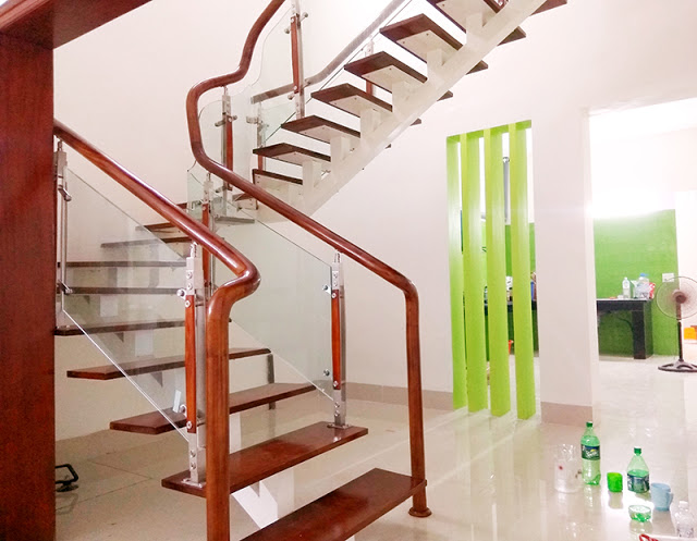 Mẫu cầu thang kính tay vịn gỗ đẹp 07 Mẫu cầu thang kính tay vịn gỗ đẹp 07