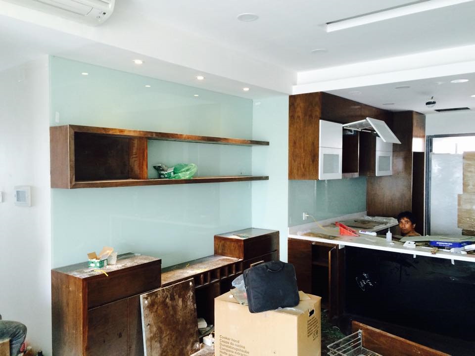 Kính ốp bếp màu trắng sửa giá rẻ Kính ốp bếp màu trắng sửa giá rẻ